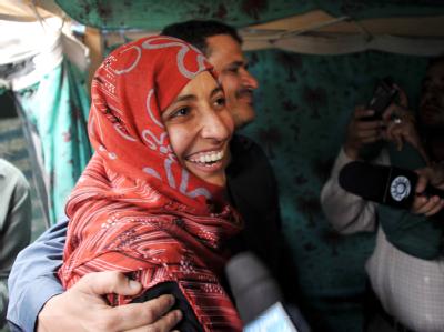 Die Journalistin Tawakkul Karman aus dem Jemen freut sich mit ihrem Mann über die Auszeichnung mit dem Friedensnobelpreis. Foto: Yahya Arhab Tawakul Karman