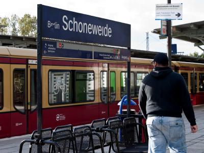 Bei einer brutalen Prügelattacke auf einem Berliner Bahnhof ist erneut ein Mensch schwer verletzt worden. Foto: Robert Schlesinger Gewaltexzess am Bahnhof Berlin Schöneweide