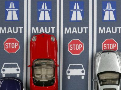 Die CSU will eine Vignette für die Nutzung deutscher Autobahnen. Die FDP lehnt die Abgabe dagegen weiterhin strikt ab. Foto: Jens Büttner Pkw-Maut