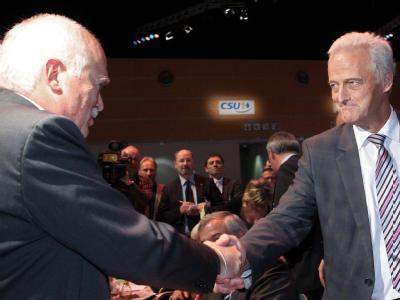 Herausforderer Peter Gauweiler (l) gratuliert beim CSU-Parteitag dem CSU-Vizevorsitzenden und Bundesverkehrsminister Peter Ramsauer zu dessen Wiederwahl. Gratulation