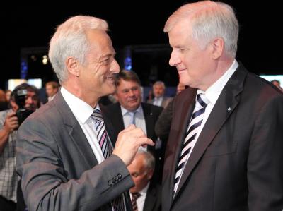 Gratulieren sich zur Wiederwahl: CSU-Chef Horst Seehofer (r) und Vize Peter Ramsauer. Foto: Daniel Karmann Seehofer und Ramsauer (l)