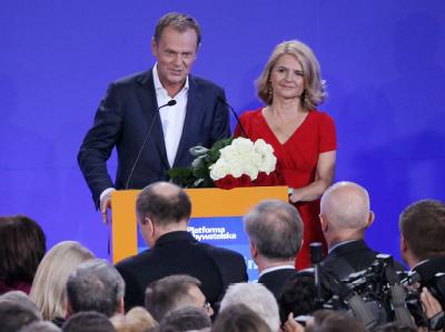 Der polnische Ministerpräsident Donald Tusk (mit seiner Frau Malgorzata) bleibt im Amt. Foto: Pawel Supernak Donald und Malgorzata Tusk