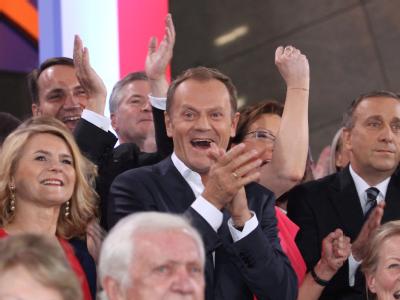 Der polnische Ministerpräsident Donald Tusk feiert nach der ersten Prognose. Foto: Radek Pietruszka Tusk