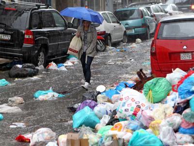 Seit Monaten wehren sich die Griechen mit massiven Streiks gegen die Sparbemühungen ihrer Regierung. Archivfoto: Pantelis Saitas Streik in Griechenland