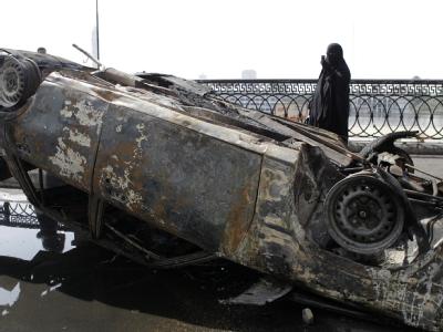 Nach den Unruhen: Ausgebranntes Auto nahe eines Kairoer Fernseh-Sendezentrums. Foto: Andre Pain Nach den Unruhen