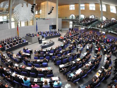 Abgeordnete sitzen im Plenarsaal des Bundestages. Foto: Rainer Jensen Bundestag