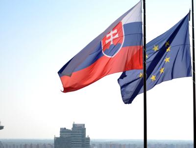 Im zweiten Anlauf sollte es klappen: Mit der Slowakei dürfte auch der letzte der 17 Euro-Staaten der Erweiterung des Rettungsschirms EFSF zustimmen. Foto: Rainer Jensen Slowakische und Europäische Flagge