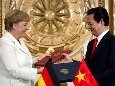 Bundeskanzlerin Angela Merkel und Vietnams Premierminister Nguyen Tan Dung. Foto: Michael Kappeler Bundeskanzlerin Angela Merkel besucht Vietnam