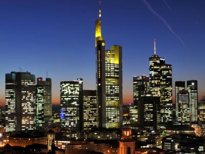 Die Hochhäuser der Banken und Versicherungen in Frankfurt am Main. Archivfoto: Arne Dedert Banken in Frankfurt am Main