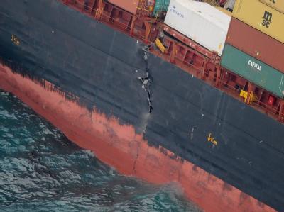 Der Frachter «Rena», der vor Neuseeland auf Grund liegt, droht auseinanderzubrechen. Foto: Ross Setford Riss in der Bordwand