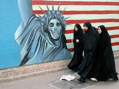In den USA werden Zweifel an dem angeblich geplanten Mordkomplott des Irans gegen den saudischen Botschafter in Washington laut. Foto: Abedin Taherkenareh Anti-Amerikanisches Wandbild in Teheran
