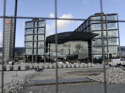 Hauptbahnhof in Berlin: Nach Funden von Brandsätzen ist der Bahnverkehr in der Hauptstadt gestört. Foto: Maurizio Gambarini Berliner Hauptbahnhof