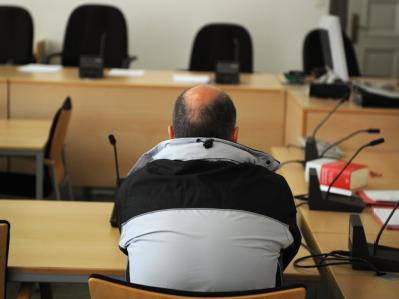 Zwangsvorgeführt: Der Angeklagte Thomas Drach im Landgericht Hamburg. Foto: Christian Charisius Prozess gegen Reemtsma-Entführer Drach