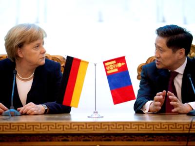 Bundeskanzlerin Angela Merkel spricht in Ulan Bator in der Mongolei mit Ministerpräsident Sukhbaatar Batbold. Foto: Michael Kappeler Merkel besucht die Mongolei
