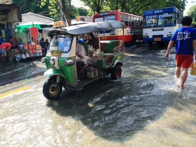 Das Wasser in den Straßen von Bangkok hält den Verkehr nicht auf. Foto: Narong Sangnak Der Verkehr fließt...