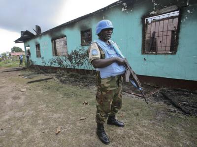 UN-Blauhelme bewachen die niedergebrannte Parteizentrale der Unity Party von Präsidentin Ellen Johnson Sirleaf. Nach der Wahl kam es zu Unruhen. Foto: Ahmed Jallanzo Unruhen in Liberia