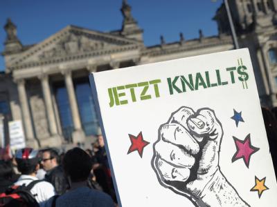 Demonstranten protestieren vor dem Bundestag in Berlin während der Demonstration gegen das globale Finanzsystem. Foto: Hannibal Protest in Berlin
