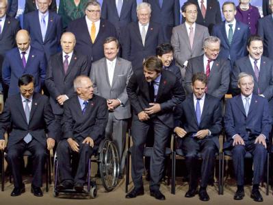 Bundesfinanzminister Wolfgang Schäuble (1. Reihe, 2.v.l.) und die Teilnehmer des G20-Finanzminstertreffens posieren fürs Gruppenbild. Foto: Ian Langsdon Finanzministertreffen in Paris