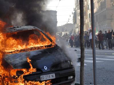 Bei den Protesten in Rom wurden mehrere Autos angezündet. Die friedlichen Demonstranten versuchten zeitweise, die Gewalttätigen zu isolieren. Die Polizei ging mit Wasserwerfern gegen die Autonomen vor. Foto: Alessio Taralletto Brennendes Auto in Rom