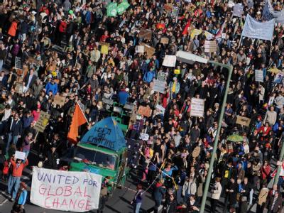 Demonstranten ziehen in Berlin vom Alexanderplatz zum Bundeskanzleramt. Foto: Hannibal Mehr als 5000 demonstrieren in Berlin