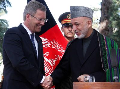 Handschlag in Kabul: Bundespräsident Christian Wulff und der afghanische Staatspräsident Hamid Karsai (r). Foto: S. Sabawoon Christian Wulff und Hamid Karsai