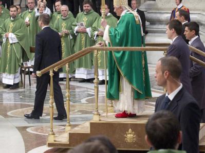 Papst Benedikt XVI. ist zum ersten Mal auf einer mobilen Plattform zur Sonntagsmesse im Petersdom erschienen. Foto: Clauio Peri Papst Benedikt mit Gehhilfe