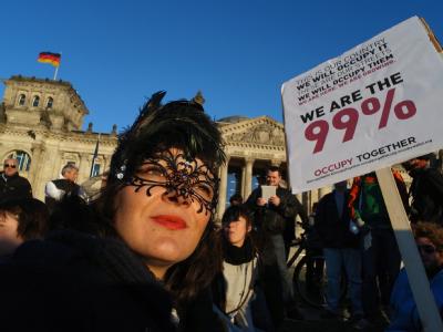 Demonstranten protestieren auch am Sonntag vor dem Reichstagsgebäude in Berlin. Foto Hannibal Vor dem Bundestag