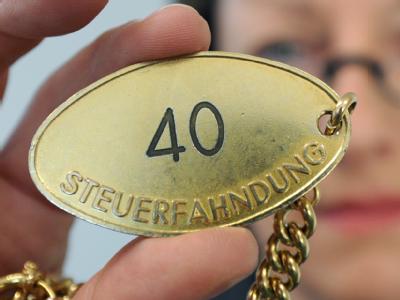 Grundlage für die Großrazzia ist eine CD mit Bankdaten, die Nordrhein-Westfalen im vergangenen Jahr für angeblich rund vier Millionen Euro gekauft hat. Foto: Angelika Warmuth Großrazzia auf Steuersünder hat begonnen