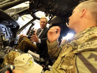Bundespräsident Christian Wulff sitzt in Masar-i Scharif in Afghanistan, in einem Rettungshubschrauber der 1. ACB US. Helicopter Brigade. Foto: Wolfgang Kumm Wulff in Afghanistan