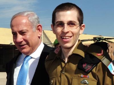 Der israelische Ministerpräsident Benjamin Netanjahu (l) hat eine Warnung an die freigelassenen Palästinenser ausgesprochen. Foto: Ariel Hermoni Benjamin Netanjahu und Gilad Schalit