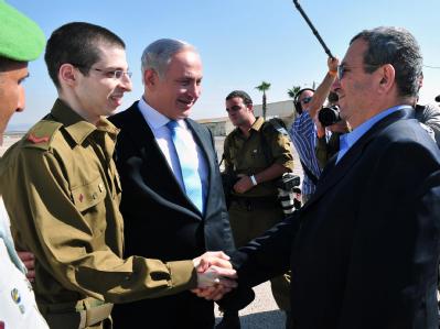 Von höchster Stelle empfangen: Der israelische Verteidigungsminister Barak schüttelt Schalit die Hand, Ministerpräsident Netanjahu steht daneben. Foto: Ariel Hermoni Von höchster Stelle empfangen