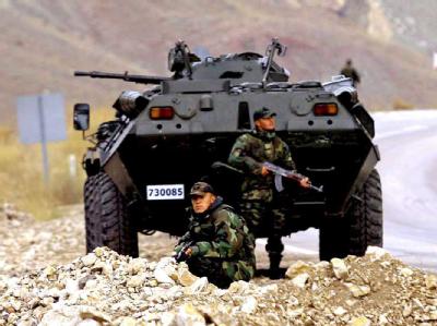 Türkische Soldaten sichern eine Landstraße in der Provinz Hakkari in der Nähe der irakischen Grenze. Archivfoto: dpa Türkische Soldaten