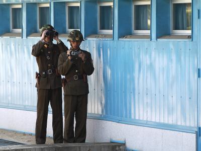 Halten Ausschau nach Staatsflüchtlingen: Nordkoreanische Soldaten an der Demarkationslinie bei Panmunjom, Südkorea. Foto: Jeon Heon-Kyun Demarkationslinie in Korea