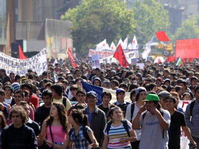 Rund 60 000 Demonstranten marschierten wieder durch die Straßen Santiagos und forderten eine Reform des Bildungssystems. Foto: Felipe Tureba Studentenproteste in Chile