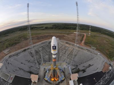 Die Sojus-Rakete mit den Satelliten an Bord soll am Freitag vom Weltraumbahnhof Kourou aus abheben. Foto: ESA / Stephane Corvaja Sojus-Rakete in Kourou