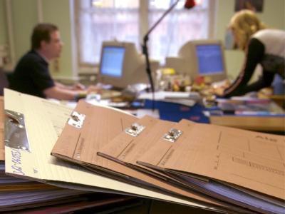 2010 wurde mit 21,7 Milliarden Euro ein Höchststand seit der Reform der Sozialhilfe im Jahr 2005 erreicht. Foto: Peer Grimm, dpa Sozialamt Berlin-Neukölln