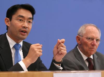 Bundeswirtschaftsminister Rösler (l, FDP) und Bundesfinanzminister Schäuble (CDU) geben ihre Einigung in Sachen Steuersenkung bekannt. Foto: Stephanie Pilick Rösler und Schäuble