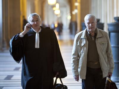 Andre Bamberski (r), der leibliche Vater der vor fast drei Jahrzehnten getöteten Kalinka Bamberski, am 29.03.2011 mit seinem Anwalt im Gerichtsgebäude in Paris. Foto: Yoan Valat, epa Kalinka-Prozess