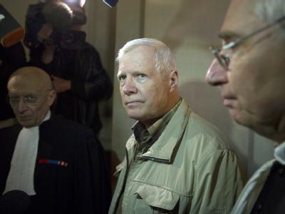 André Bamberski (M), der leibliche Vater der vor fast drei Jahrzehnten getöteten Kalinka, im Gerichtsgebäude in Paris. Archivfoto: Yoan Valat Kalinka-Prozess