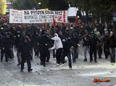 Demonstranten liefern sich Straßenschlachten mit Gegendemonstranten und der Polizei. Foto: Orestis Panagiotou Randale in Athen