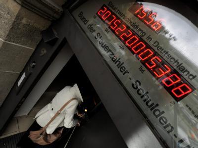 Die schwarz-gelbe Koalition stellt sich nach dem rasanten Defizitabbau in diesem Jahr für 2012 auf eine höhere Neuverschuldung ein. Foto: Tim Brakemeier Schuldenuhr