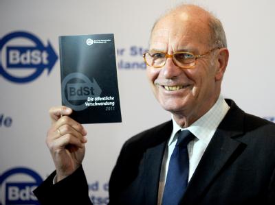 Karl Heinz Däke, Präsident des Bundes der Steuerzahler (BdSt), stellt das neue Schwarzbuch der Organisation vor. Foto: Tim Brakemeier Bund der Steuerzahler