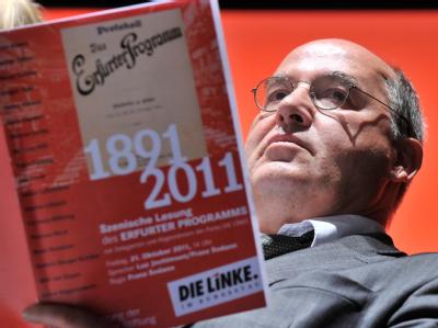 Der Vorsitzende der Bundestagsfraktion der Linkspartei, Gregor Gysi, mit dem «Erfurter Programm». Foto: Hendrik Schmidt, dpa Bundesparteitag der Linken in Erfurt