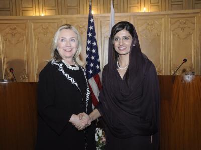 US-Außenministerin Hillary Clinton und ihre pakistanische Amtskollegin Hina Rabbani Khar in Islamabad. Foto: T. Mughal Hillary Clinton und Hina Rabbani Khar