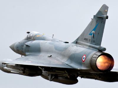 Französischer Jet vom Typ Mirage 2000-5: Laut Resolution wird das im März verkündete Flugverbot außer Kraft setzt. Auch der Militäreinsatz in muss beendet werden. Foto: Anthony Jeuland Kampfjet