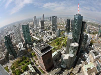 Die Kernkapitalquote sagt aus, inwieweit die Risikopositionen durch eigene Mittel gedeckt sind, sprich wie dick der Risikopuffer der Bank ist. Foto: Boris Roessler Frankfurter Bankentürme