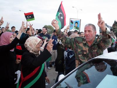 Großer Jubel bei der Rückkehr aus Sirte. Foto: Sabri Elmhedwi, epa Libysche Rebellen