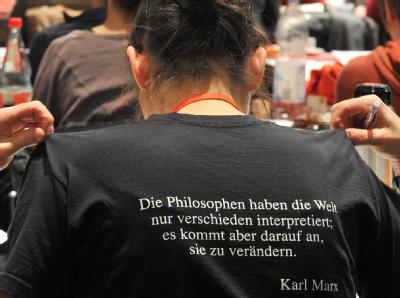 Eine Delegierte der Linkspartei trägt Karl Marx. Foto: Hendrik Schmidt, dpa Bundesparteitag der Linken in Erfurt
