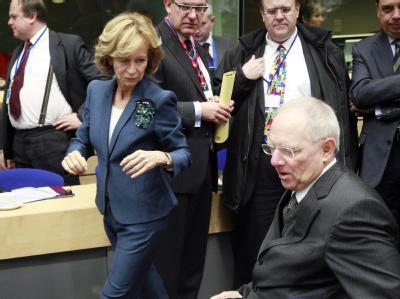 Bundesfinanzminister Wolfgang Schäuble und seine spanische Amtskollegin Elena Salgado. Foto: Olivier Hoslet EU-Finanzminister in Brüssel