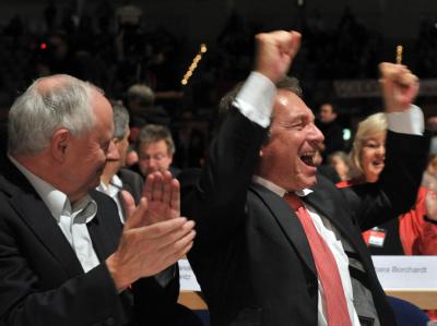Der Vorsitzende der Partei Die Linke, Klaus Ernst (r) und der frühere Bundesvorsitzende Oskar Lafontaine freuen sich über das Abstimmungsergebnis. Foto: Martin Schutt, dpa Bundesparteitag der Linken in Erfurt